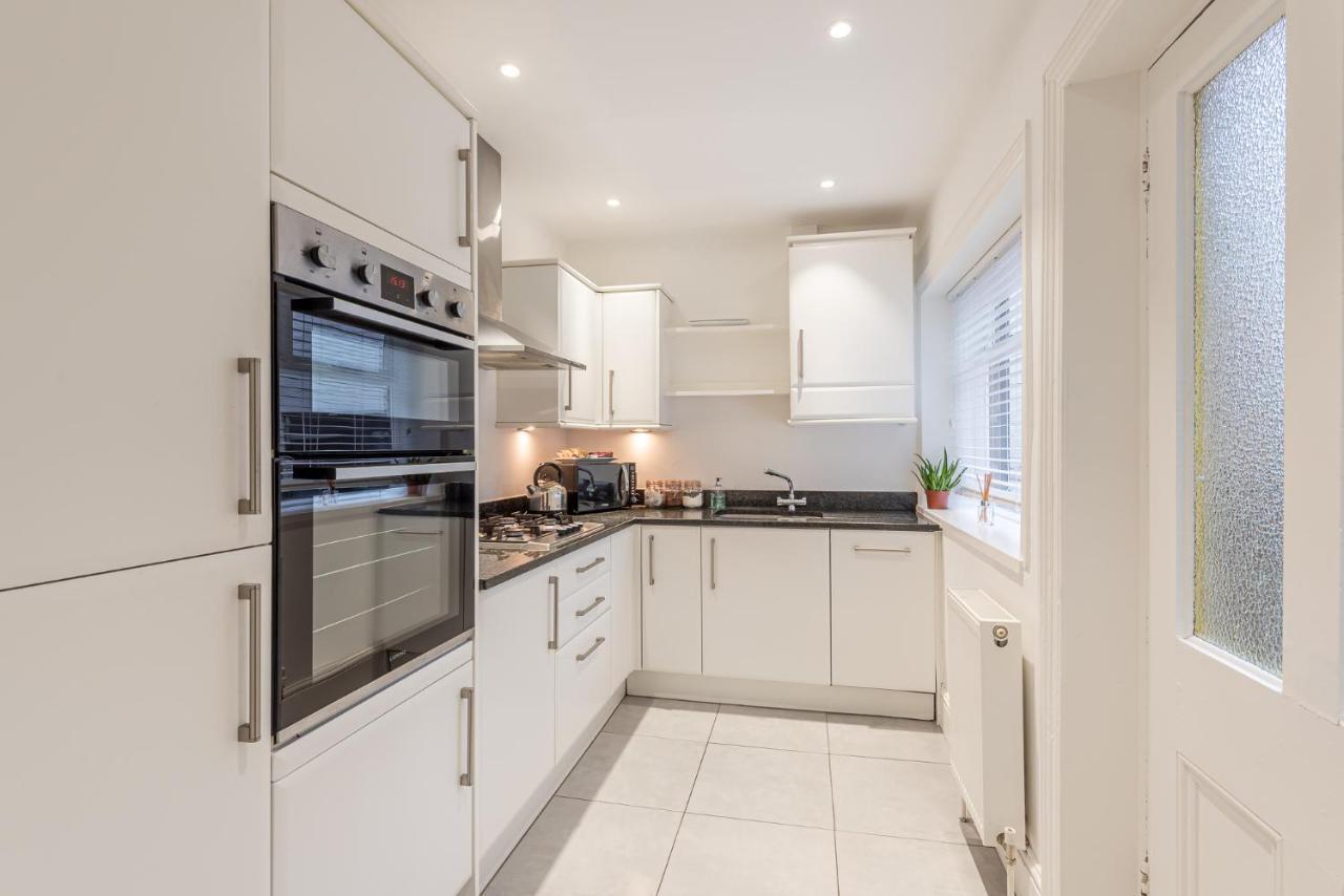 Perfectly Located 4 Storey Townhouse With 2 Parking Spaces In Central Harrogate Exteriör bild