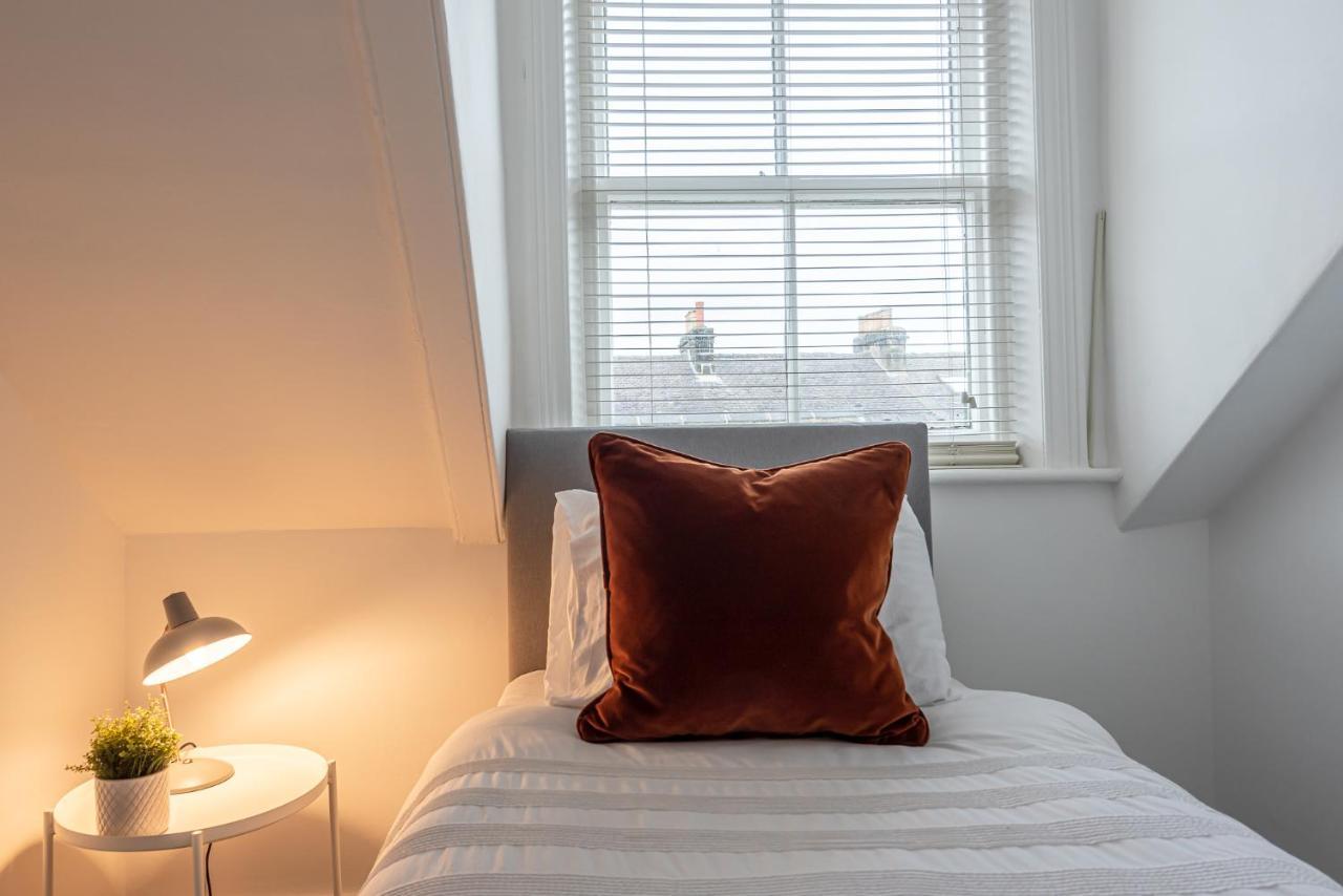 Perfectly Located 4 Storey Townhouse With 2 Parking Spaces In Central Harrogate Exteriör bild