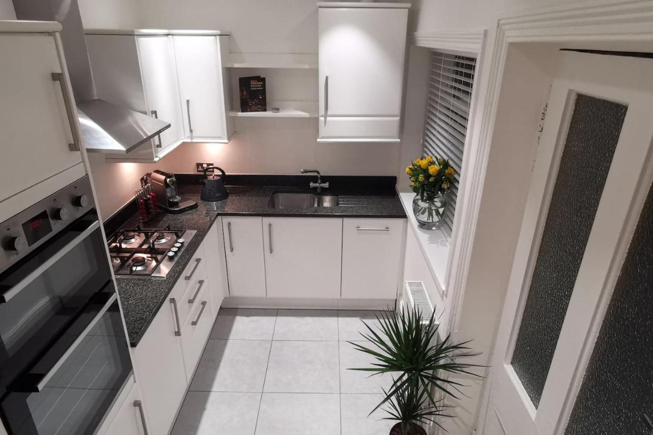 Perfectly Located 4 Storey Townhouse With 2 Parking Spaces In Central Harrogate Exteriör bild