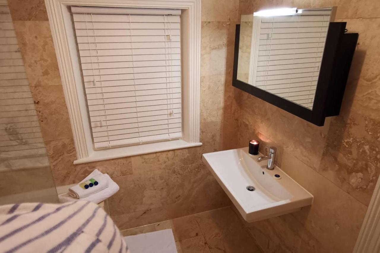 Perfectly Located 4 Storey Townhouse With 2 Parking Spaces In Central Harrogate Exteriör bild